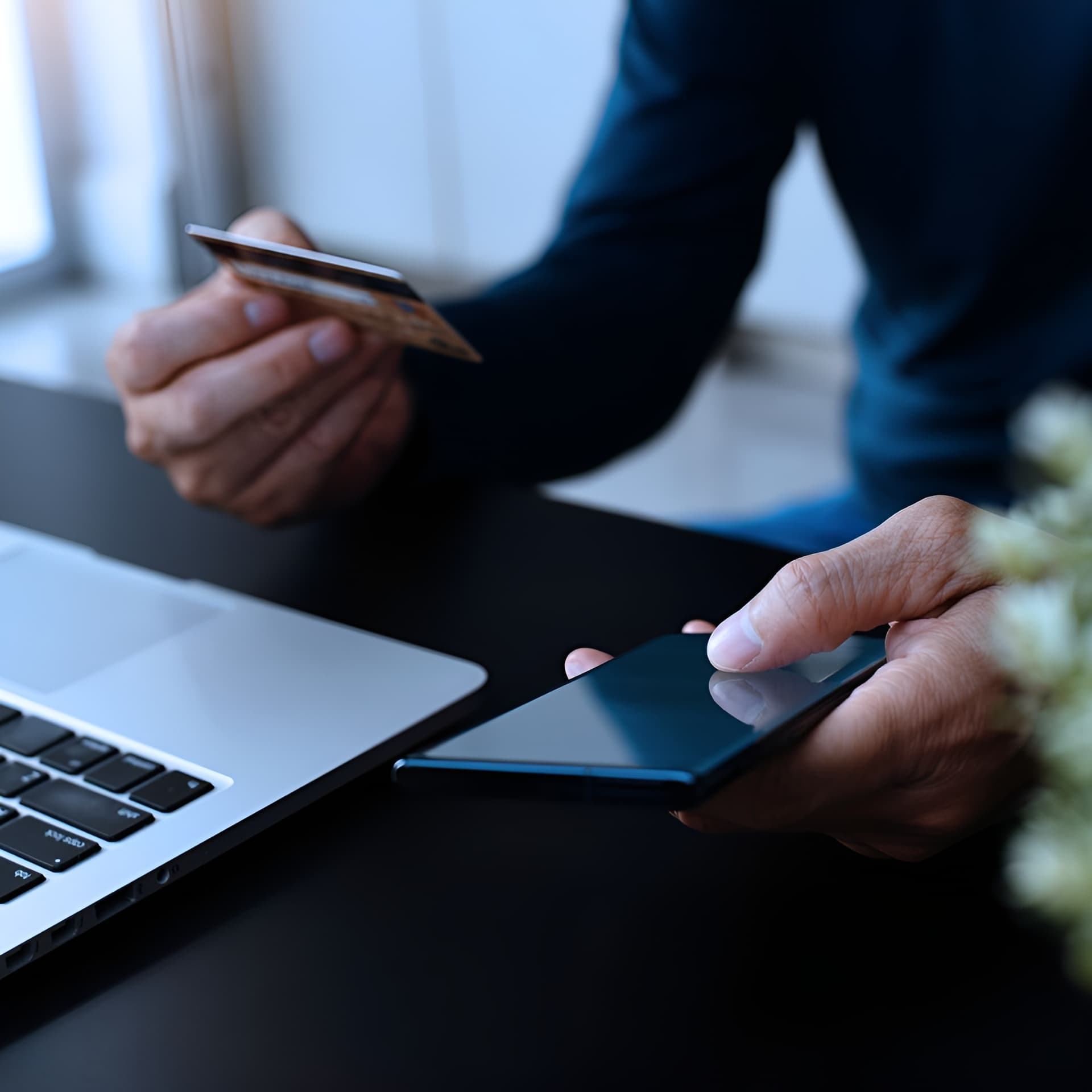 Imagem simula pagamento com maquininha e cartão